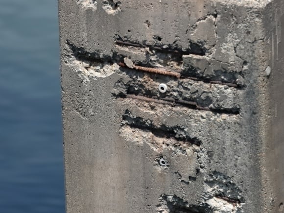 鉄筋の膨張によるコンクリートの暴裂